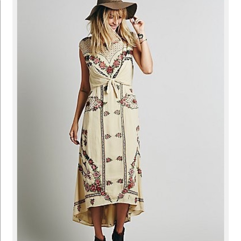 ISO New Romantics Tie Knot Dress in size 6 or 8!